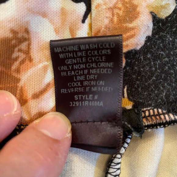 Floral skirt with flared bottom. - Picture 4 of 4